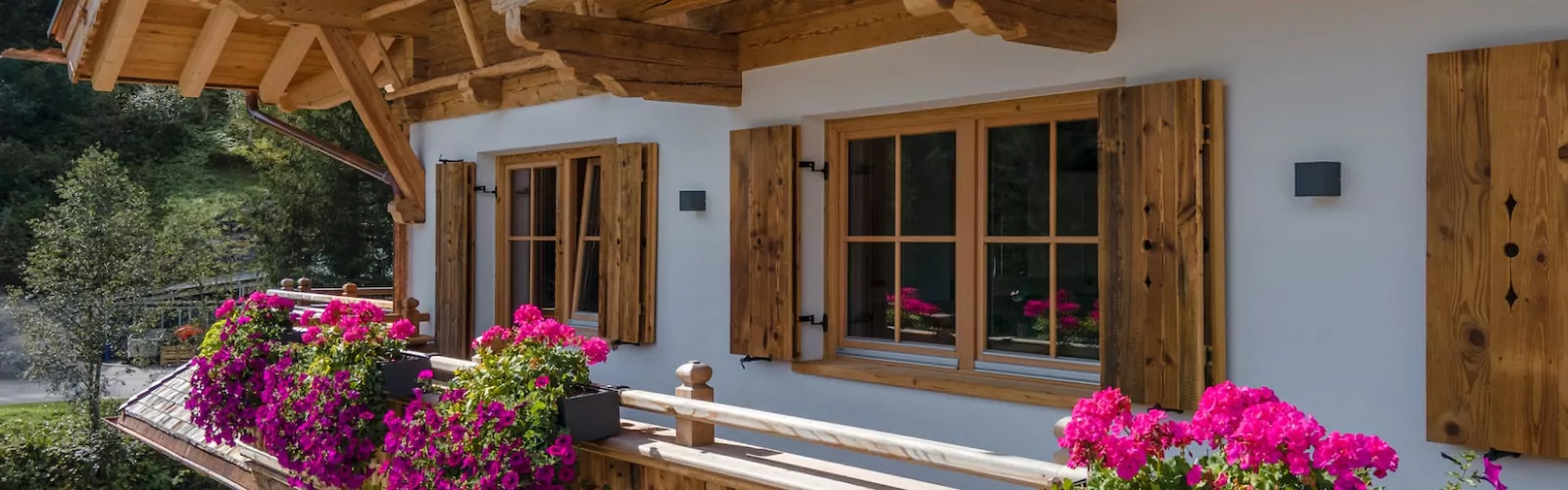 Braune Holzfenster mit Sprossen