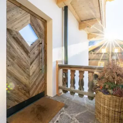 Holzhaustüre mit Sichtfenster aus Glas