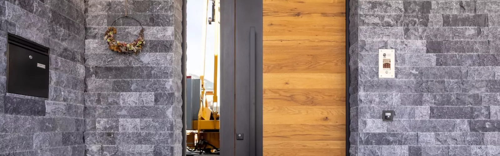 Braune Holztüre mit grauer Zarge
