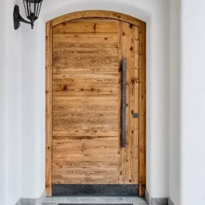 Holztüre mit länglichem Griff in dunkelgrau